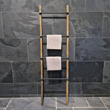 Moderne Teakholz-Badaccessoire mit Metall, ideal für Badgestaltung, zeigt naturbelassenes Holz und elegantes Metall-Design.