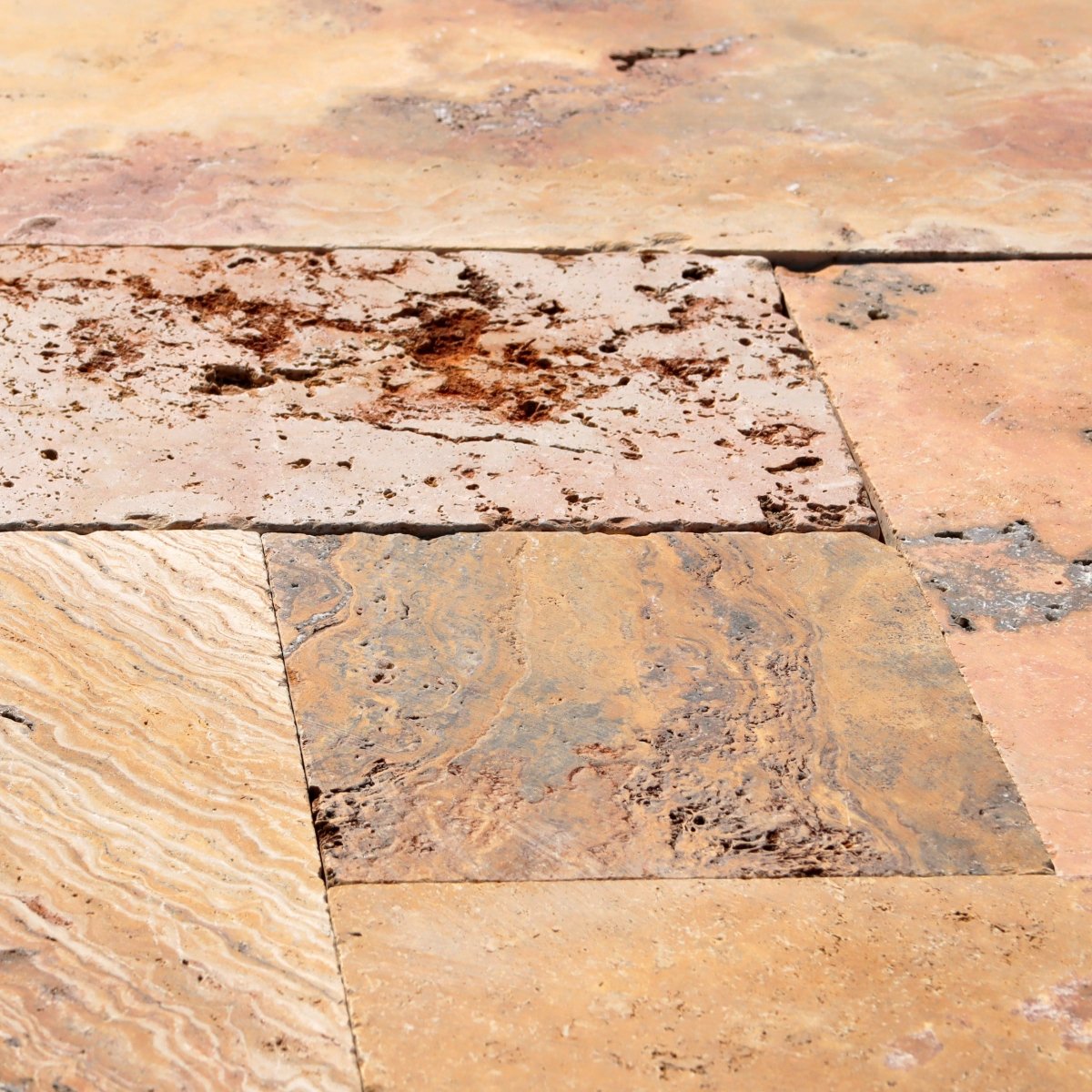 Natürliche Travertin-Terrassenplatten von SCABAS ANTIK GOLD, robust und elegant für den Außenbereich, sichtbare Oberflächenstruktur