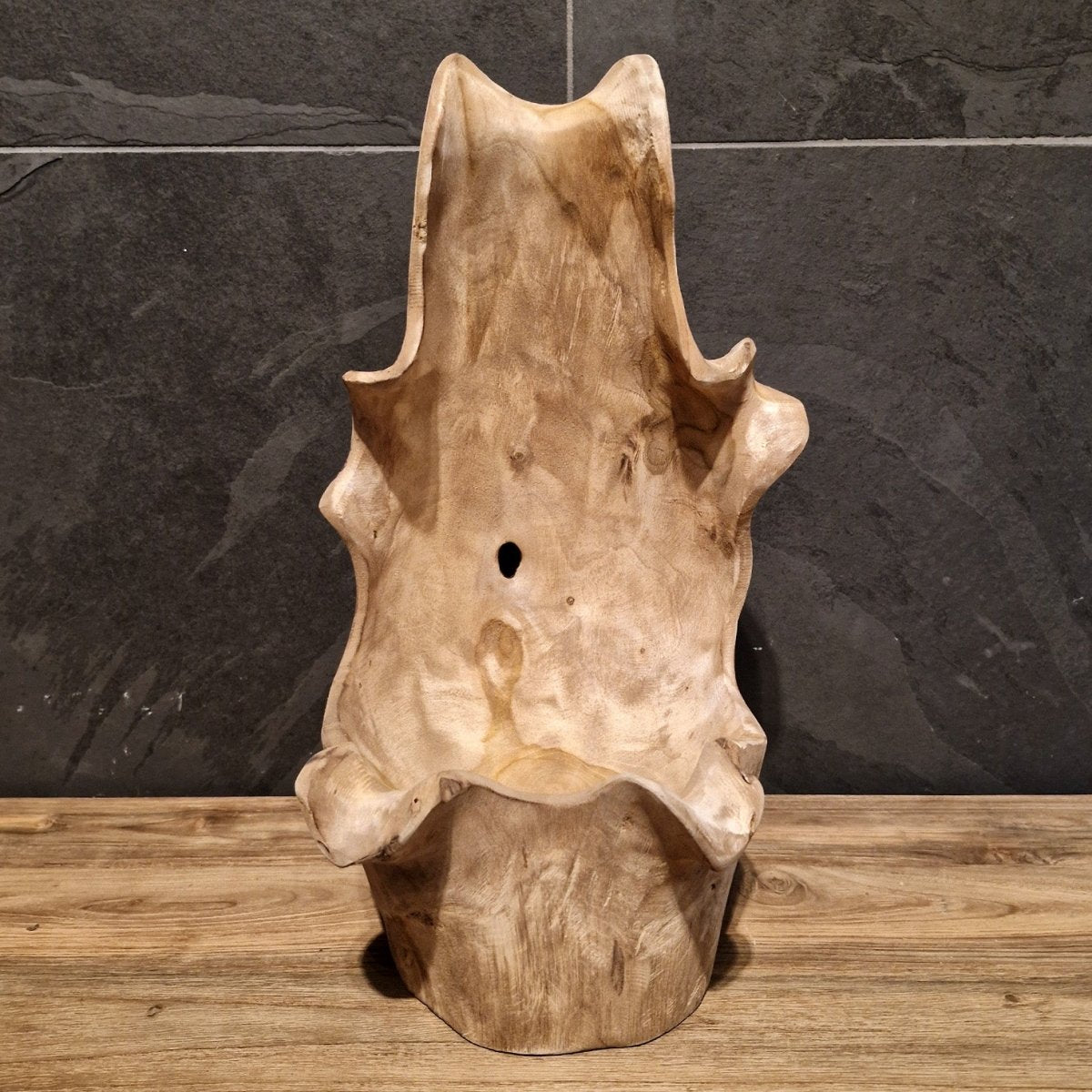 LADA Badgestaltung aus recyceltem Teakholz von Körbchen in verschiedenen Größen, natürliche Holzmaserung, stilvoll und umweltfreundlich.