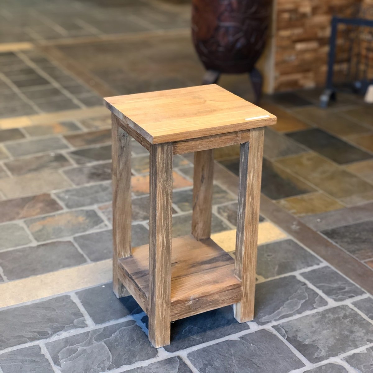 Bantam Teak Badezimmer-Unterschrank aus Altholz, kompakte Badgestaltung, sichtbare Holzmaserung, modernes Design