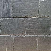 Wandverblender aus Schiefer mit gehämmertem Naturstein-Design von GREY, stilvoll für moderne Innenräume
