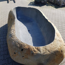 Freistehende Badewanne aus Flussstein von POSEIDON, Maße 286 x 145 x 60-70 cm, mit natürlicher, eleganter Badgestaltung