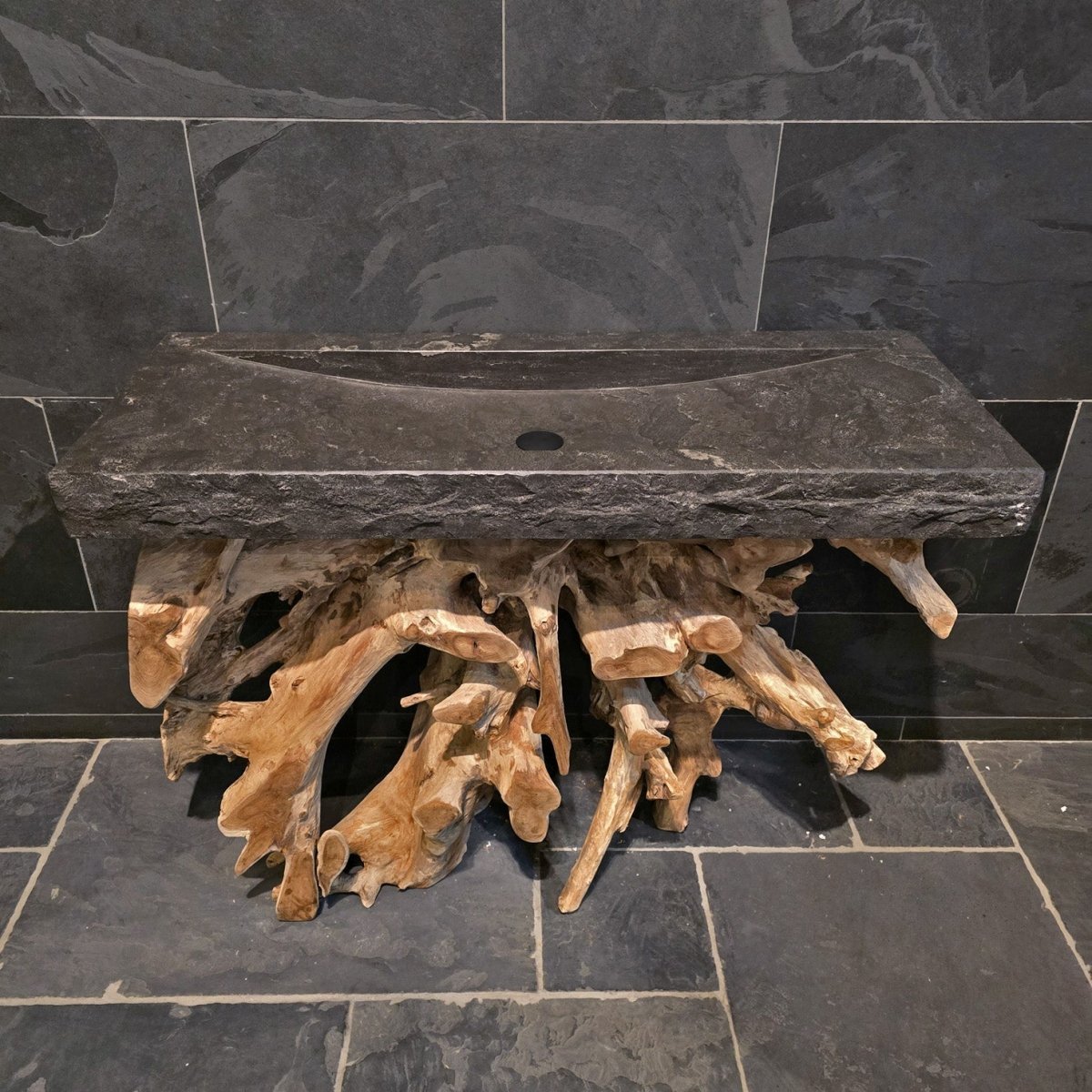 Badezimmermöbel mit Waschtisch Bilbao aus Teakholz und Blaustein, Badgestaltung von WURZELHOLZ KONSOLE, natürliche Materialien sichtbar