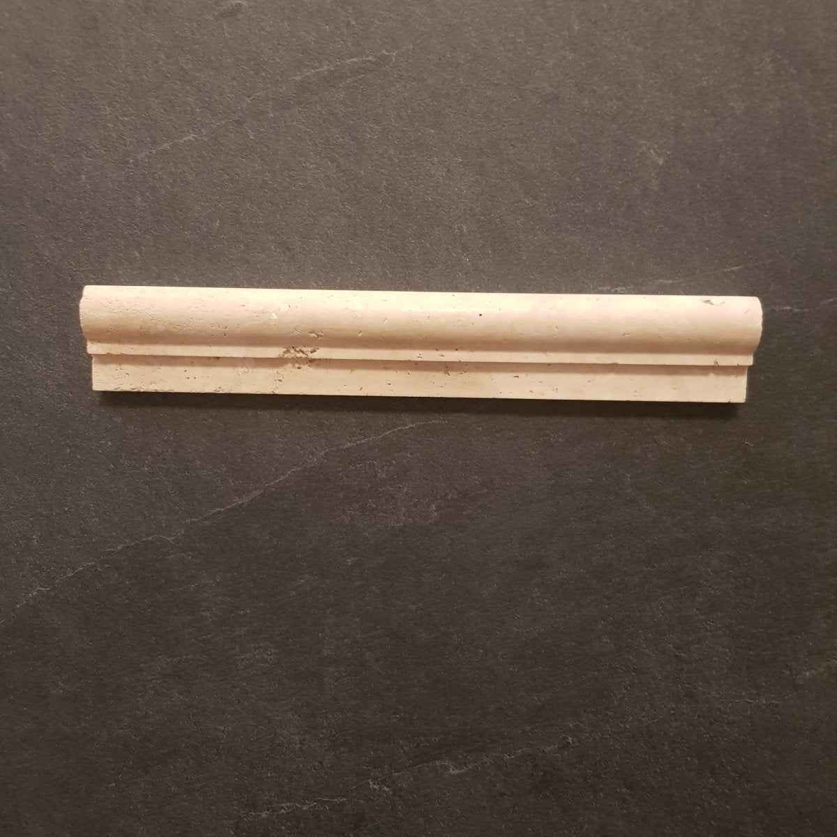 Naturstein Bullnose Travertin Bordüre in drei Farbvarianten, ideal für elegante Wand- oder Bodendekorationen