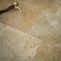 Dunkle Travertin Terrassenplatten von TRAVERTIN DARK MIX, Naturstein für elegante Außenflächen, sichtbar auf dem Produktbild.