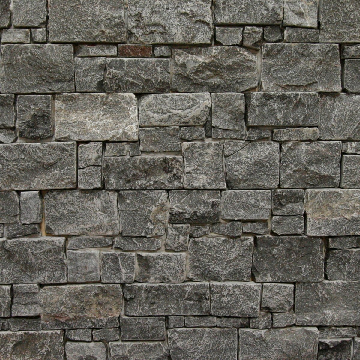 Schwarzer BLACK Kalkstein Verblender aus Naturstein, dekorative Wandverkleidung mit rauer Oberfläche und natürlicher Textur.