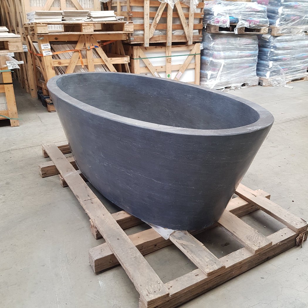 Freistehende Blaustein Badewanne von AQUA, moderne Badgestaltung mit eleganter, freier Badewanne für stilvolles Badezimmer.