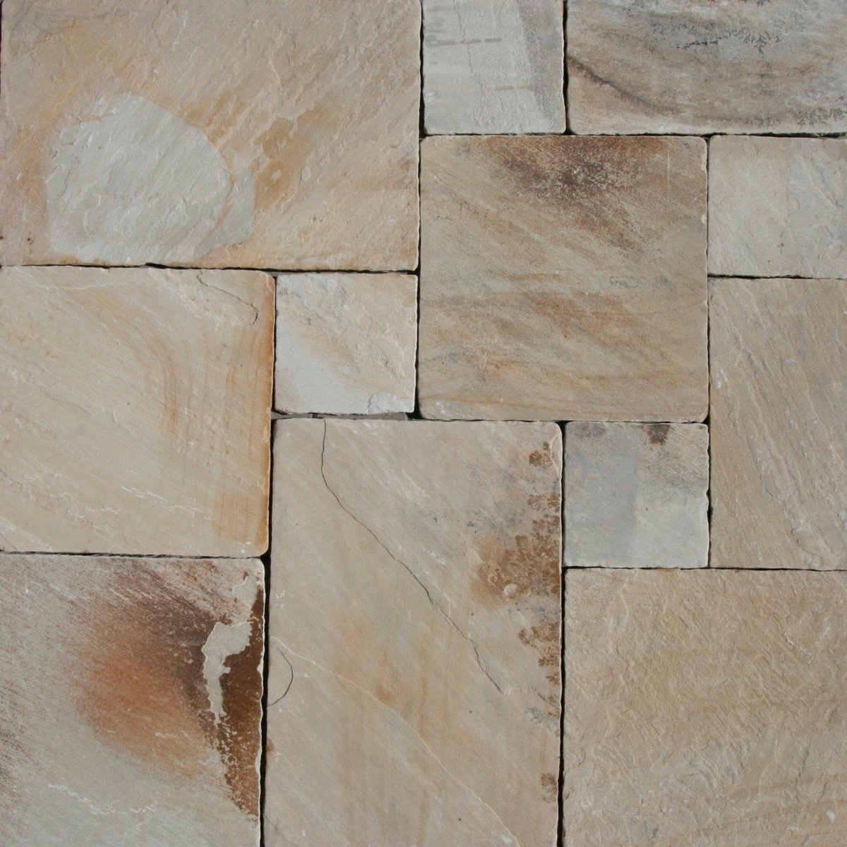 Sandstein Terrassenplatten von MINT, naturbelassene Natursteinplatten für Terrasse und Außenbereich, detailreiche Oberfläche sichtbar