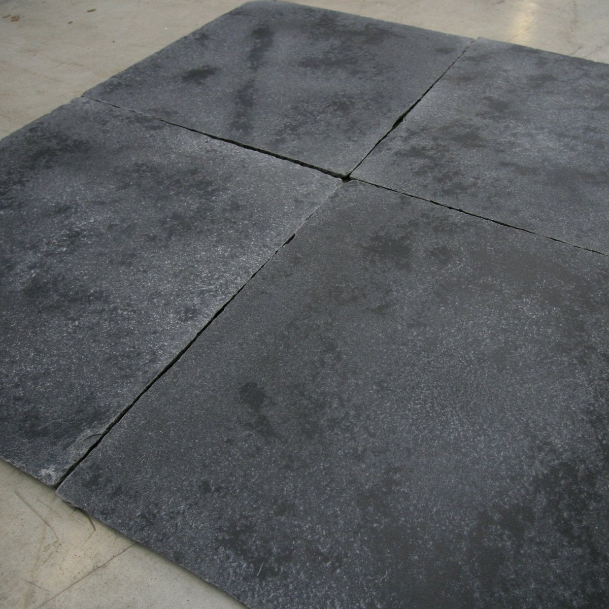 Gehämmerte Kalksteinfliesen von CASTELLO BLUE, naturbelassene Steinfliesen für Boden und Wand, handgearbeitet, naturfarben
