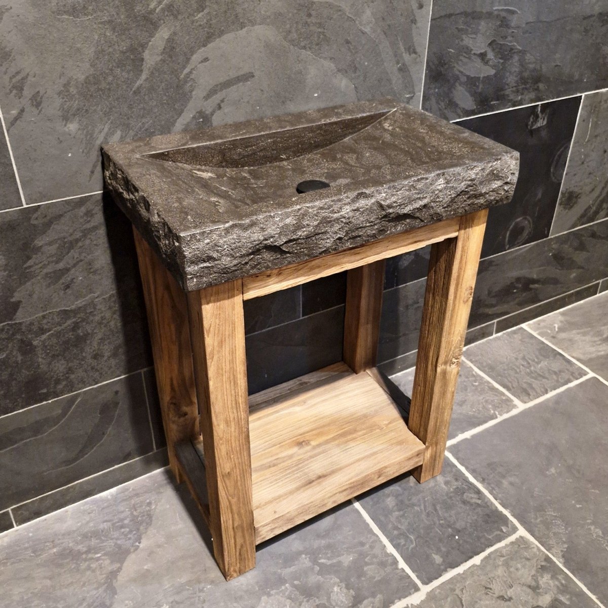 Badezimmermöbel mit Waschtisch aus Teak, grob geölt, von Denpasar, mit Untertisch aus Teak für moderne Badgestaltung.