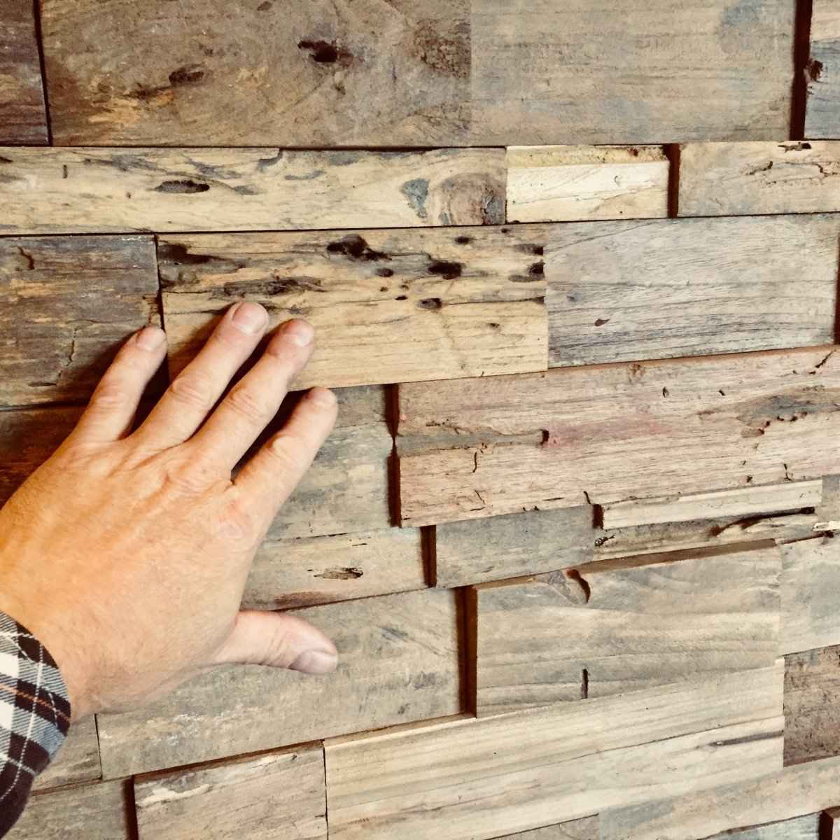 Holzverblender aus Teakholz von INDO, naturbelassene Holzoberfläche, ideales Verblendelement für stilvolle Raumgestaltung