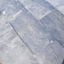 Terrassenplatten aus Quarzit Silver Grey, Naturstein, detailreiche Oberfläche, ideal für elegante Terrassen im Außenbereich