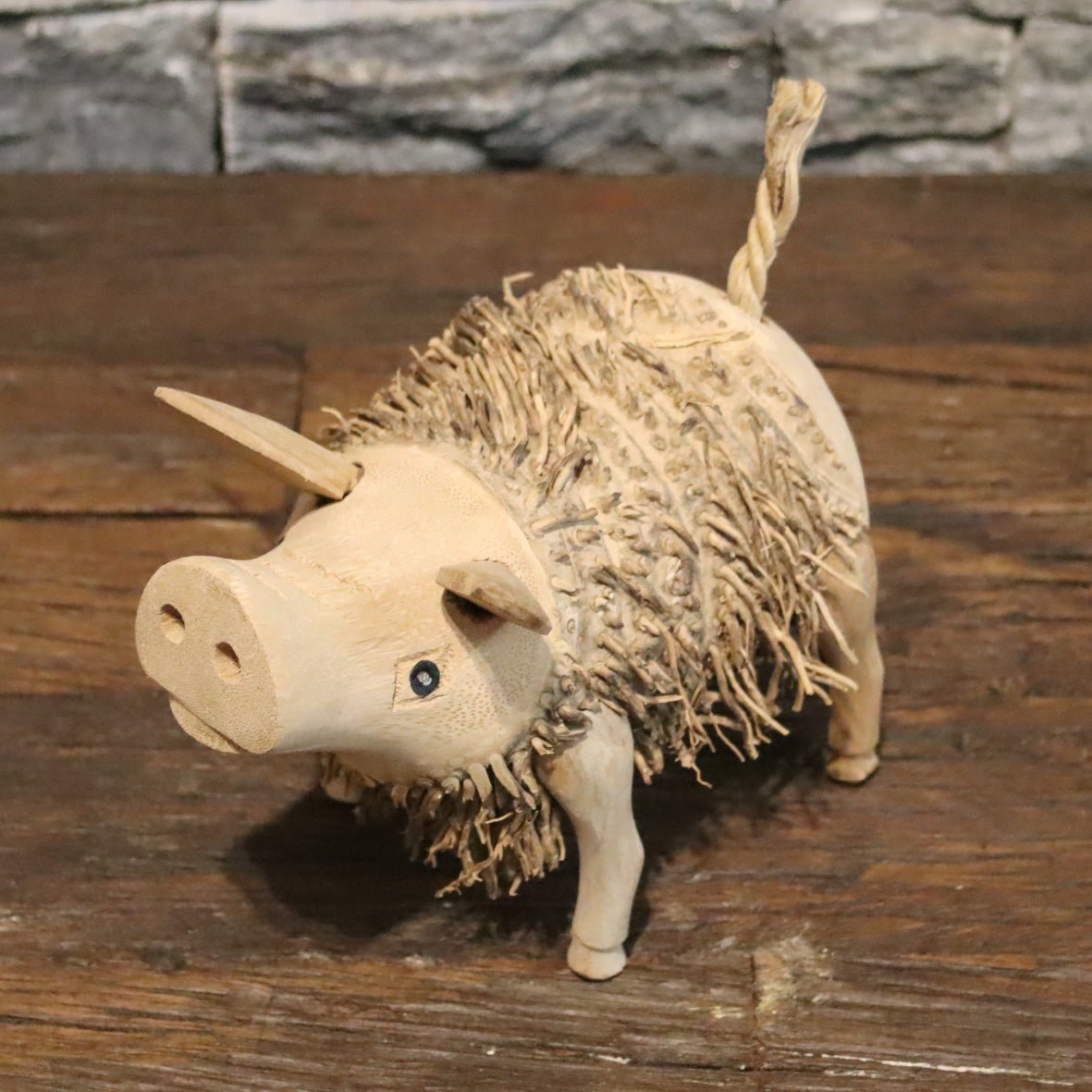 Schweinchen aus Altholz als Badgestaltung von TIERE, dekoratives Holzfigur-Design für Badezimmerdekoration