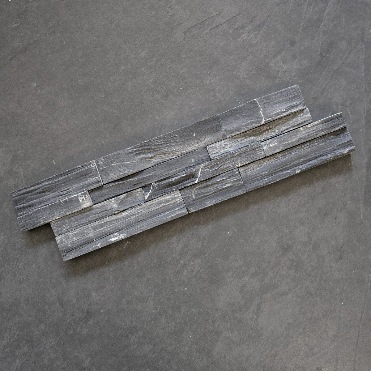 Naturstein Verblender aus Schiefer von CROSS CUT, detailreiche Oberfläche und natürlichen Farbverläufe für Wandgestaltung