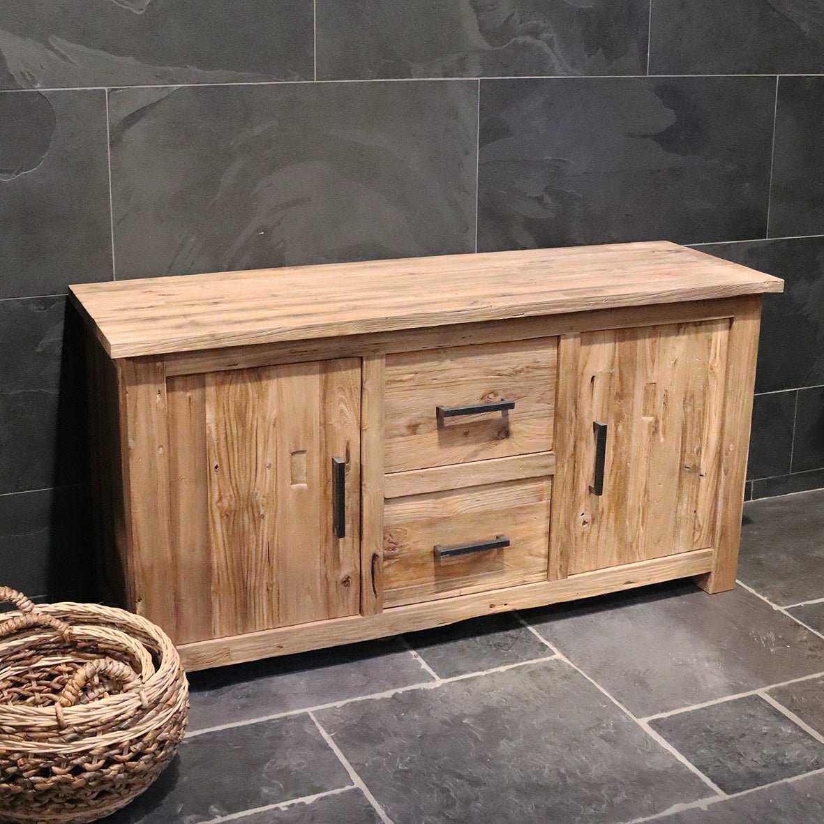 Moderner Badunterschrank aus Altholz von MADURA, natürliche Badgestaltung, pflegeleichter Holzschrank für das Badezimmer.