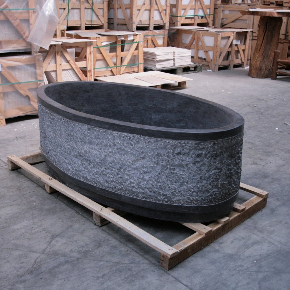 Freistehende Badewanne von ATLANTIS aus Blaustein, elegante Badgestaltung mit moderner, freier Form und glatter Oberfläche.