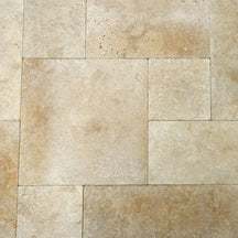 Natürliche Travertin-Terrassenplatten der Marke TRAVERTIN LIGHT MIX, detaillierte Ansicht der Naturstein-Oberfläche