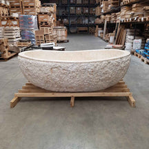 Freistehende Badewanne aus beigem Marmor von WAVE, elegante Badgestaltung mit stilvollem Design.