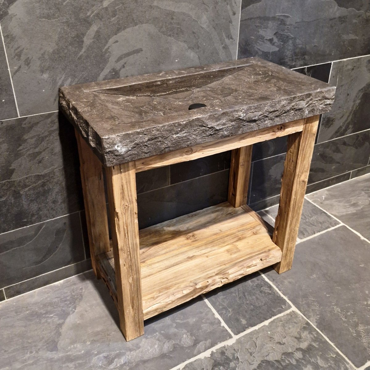 Badezimmermöbel mit Waschtisch und Teak-Untertisch aus der Denpasar Badgestaltung, Blaustein grob Oberfläche, modernes Design