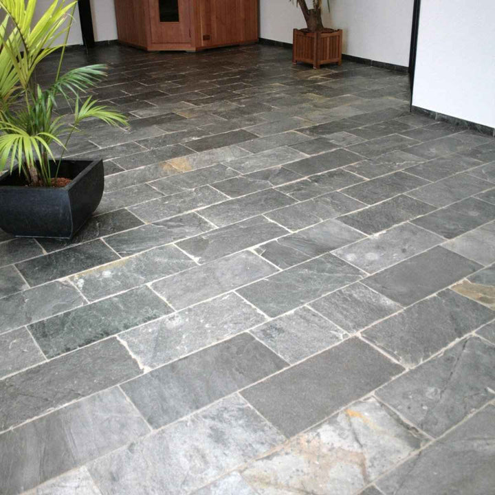 Silbergraue Quarzitfliesen aus Naturstein von SILVER GREY, glänzende Fliesen für Boden- und Wandgestaltung.