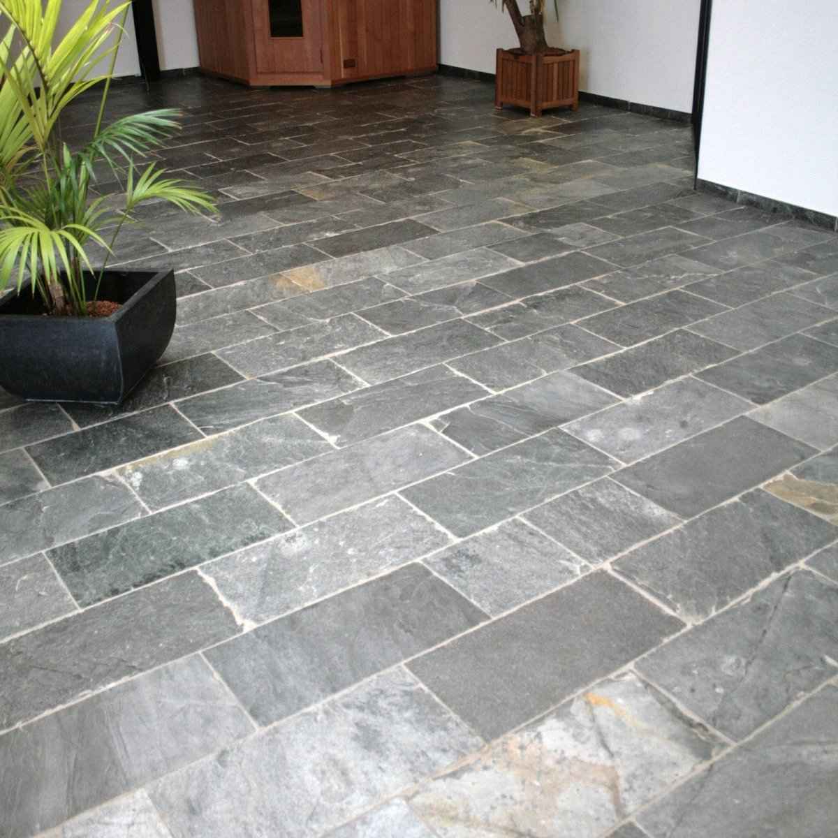 Silbergraue Quarzitfliesen aus Naturstein von SILVER GREY, glänzende Fliesen für Boden- und Wandgestaltung.