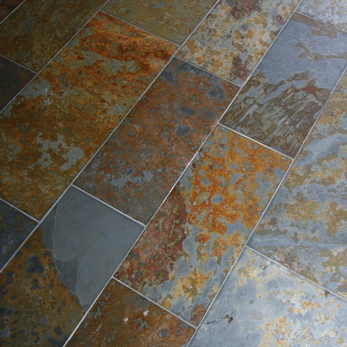 Mehrfarbige Schieferfliesen aus Naturstein von BRASIL MULTICOLOR, detailreiche Oberfläche und natürliche Textur sichtbar.