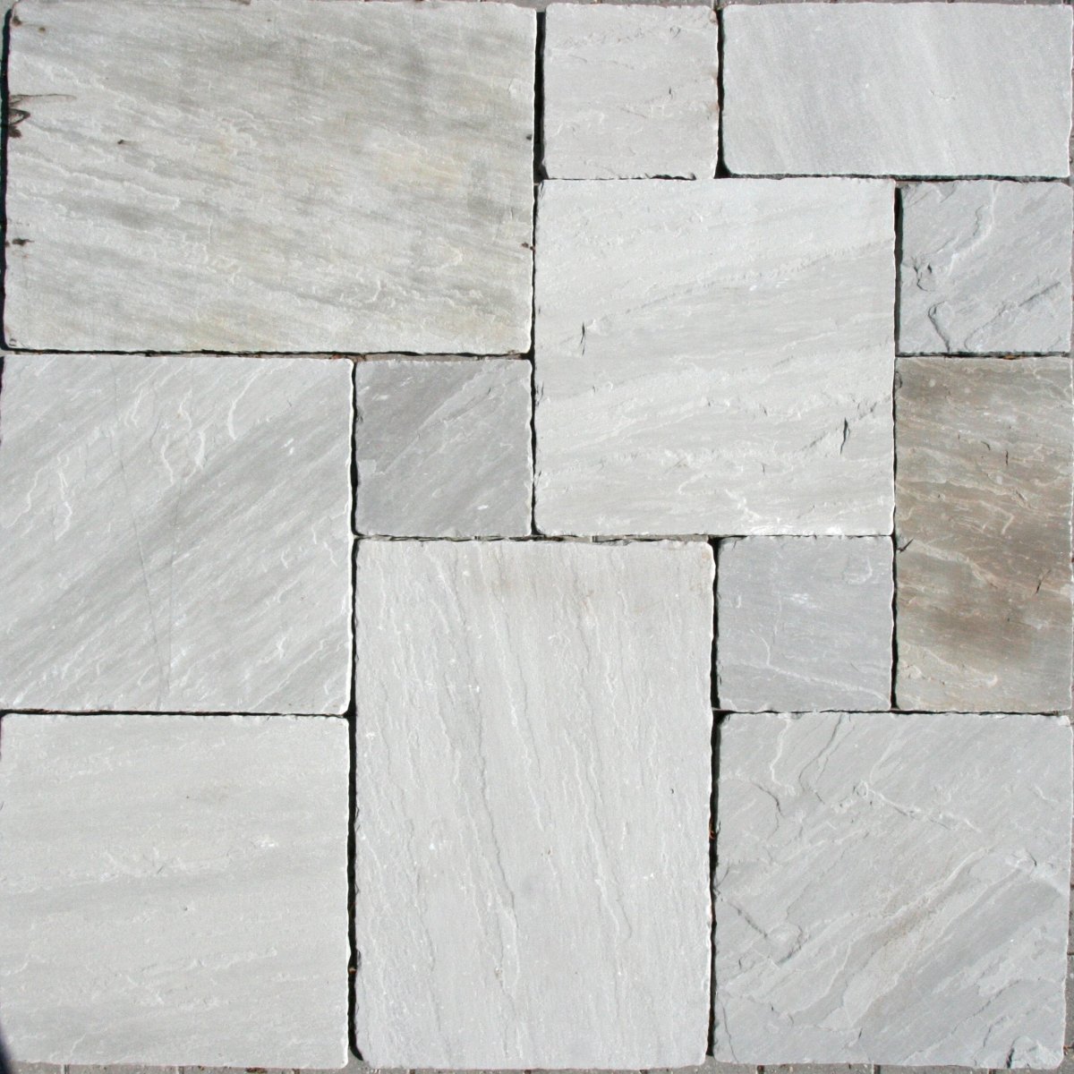 Graue Sandsteinfliesen vom Natursteinhersteller GREY, robuste Fliesen für Boden und Wand im natürlichen Sandstein-Design