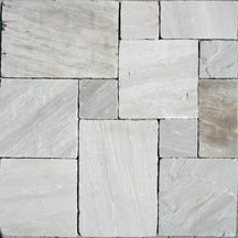 Graue Sandsteinfliesen vom Natursteinhersteller GREY, robuste Fliesen für Boden und Wand im natürlichen Sandstein-Design