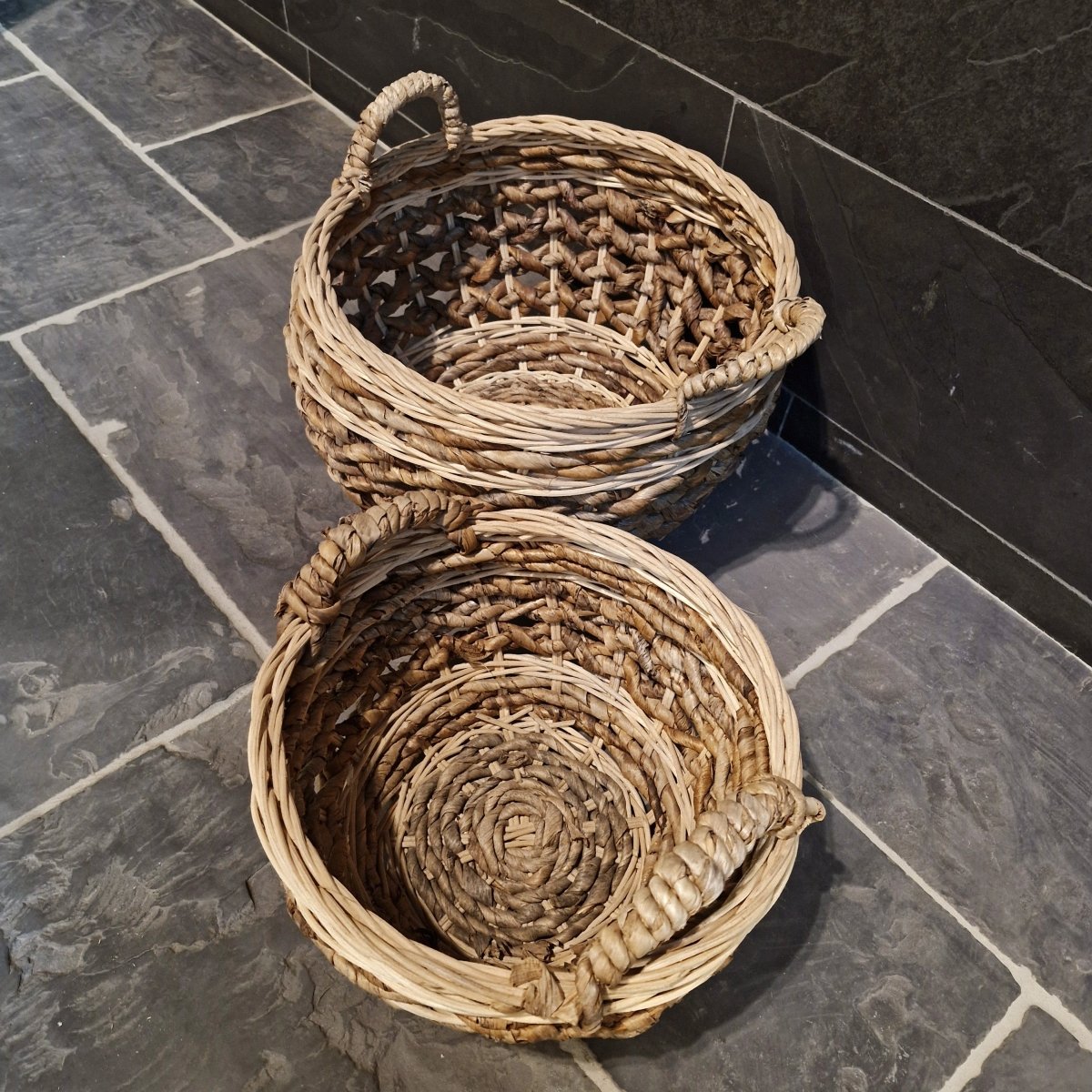 Handgeflochtenes Rattan-Badgestaltungskörbchen von Körbchen, naturbelassen, mit handgefertigtem Rattan-Design.