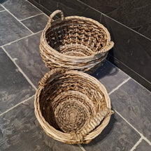 Handgeflochtenes Rattan-Badgestaltungskörbchen von Körbchen, naturbelassen, mit handgefertigtem Rattan-Design.