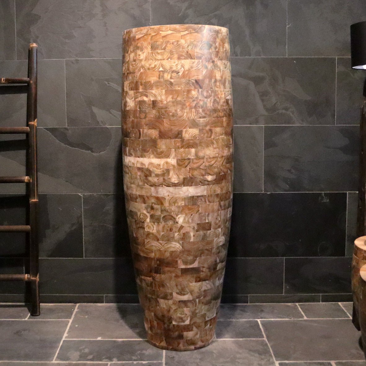 Handgemachte Badgestaltung aus recyceltem Teakholz, schlankes Design, von der Marke VASE gefertigt.