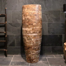 Handgemachte Badgestaltung aus recyceltem Teakholz, schlankes Design, von der Marke VASE gefertigt.