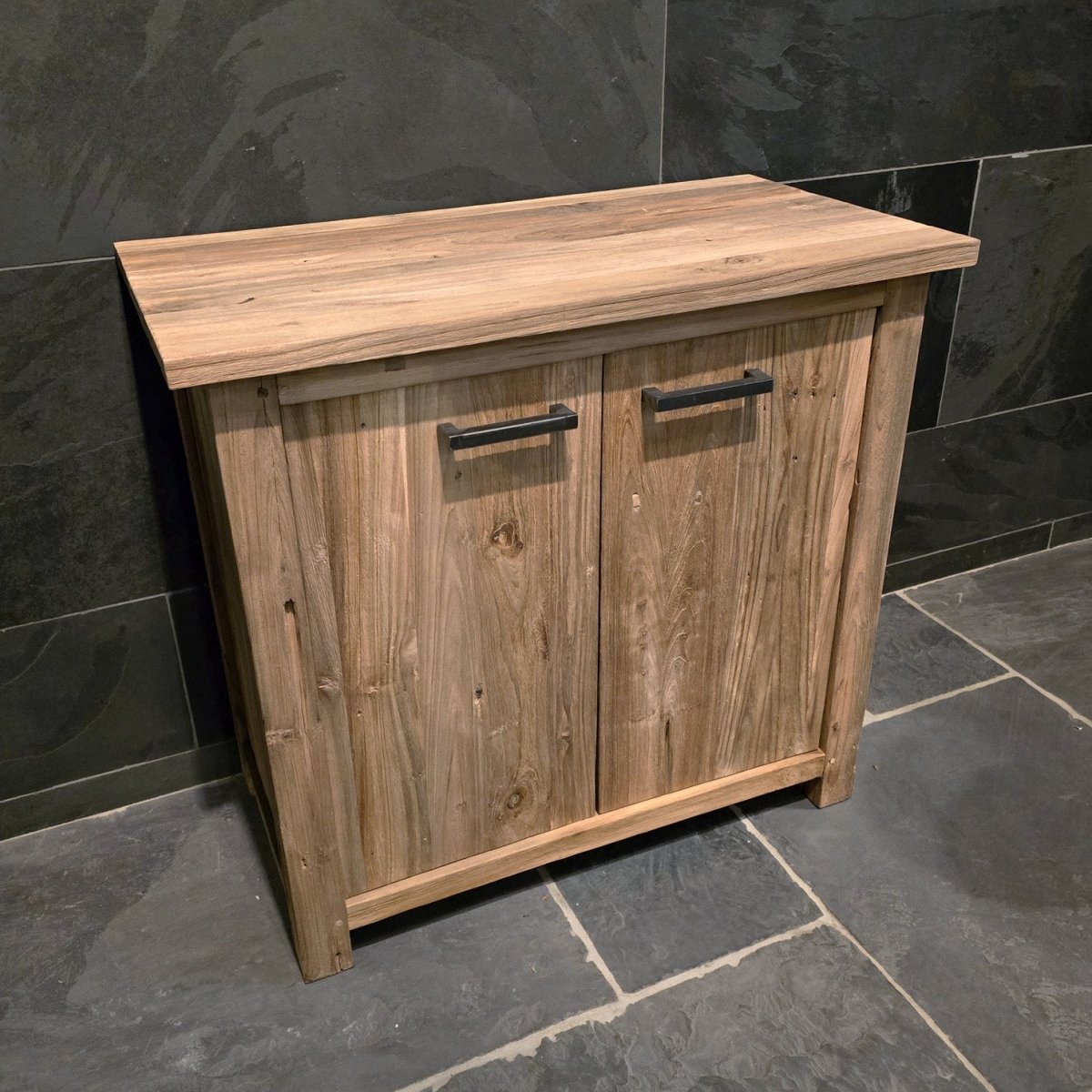 Handgefertigter Bad-Unterschrank aus recyceltem Teakholz mit Charakter, Modell 7, von Bantam, für stilvolle Badgestaltung.