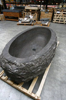 Freistehende Badewanne aus grobem Blaustein von BRUTUS, elegante Badgestaltung, sichtbar mit glatter Oberfläche und stabiler Form.