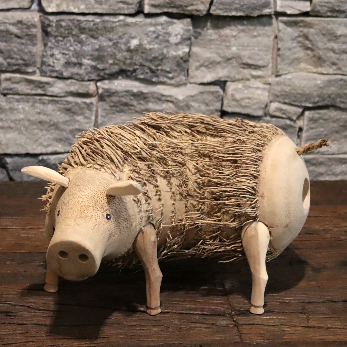 Schweinchen aus Altholz als kreative Badgestaltung, handgefertigt von TIERE, detailreiche Holzskulptur, natürliche Dekoration für das Badezimmer