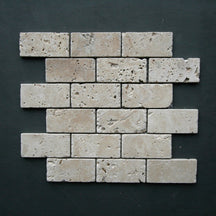 Mosaikfliesen aus Travertin Naturstein, 10 x 4,8 cm, von TRAVERTIN LIGHT MEDIUM, detailreiche Oberflächenstruktur.