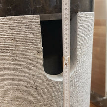 Graues und schwarzes Marmor-Standwaschbecken von Kreta, elegantes Badgestaltungselement für modernes Badezimmer