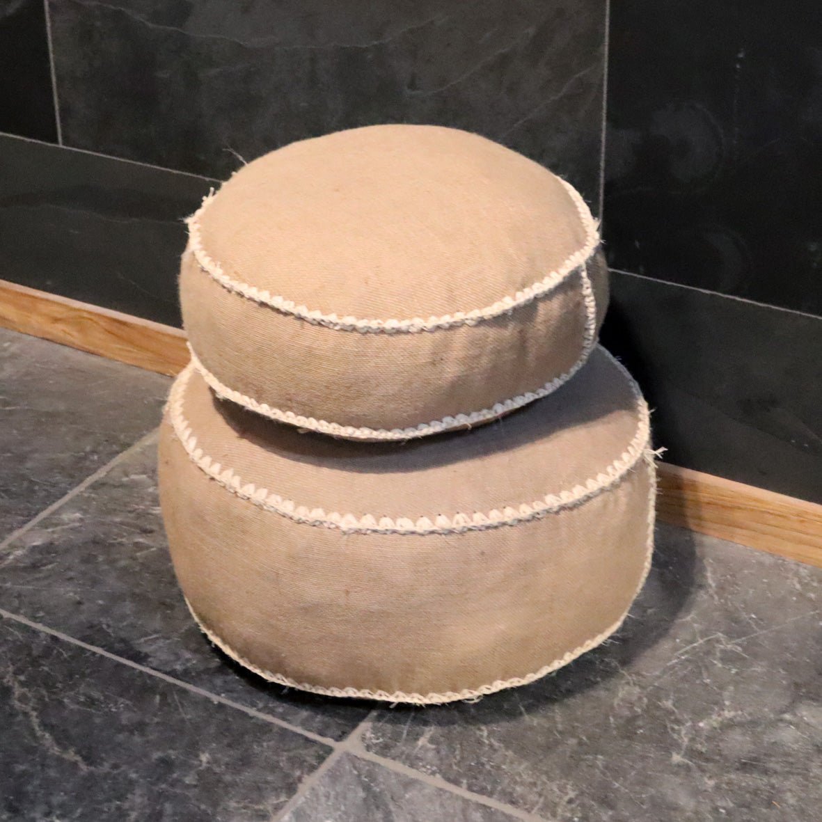 Sitzkissen aus Sisal und Jute, vielseitiges Badgestaltungselement, in verschiedenen Größen, von POUF.