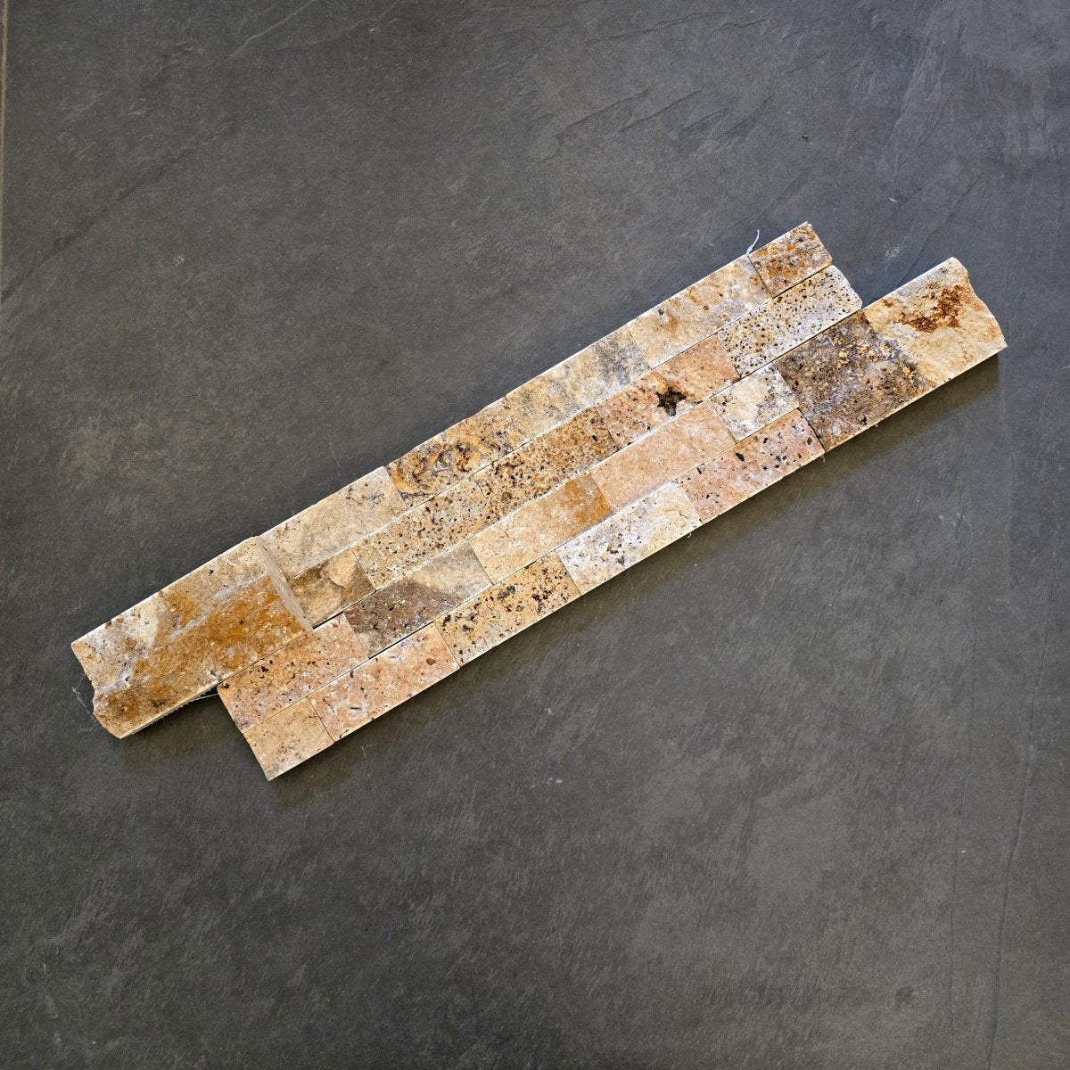 Naturstein Verblender aus Travertin mit Blockmuster von SCABAS ANTIK GOLD, rustikale Oberfläche, ideal für Wandgestaltung.
