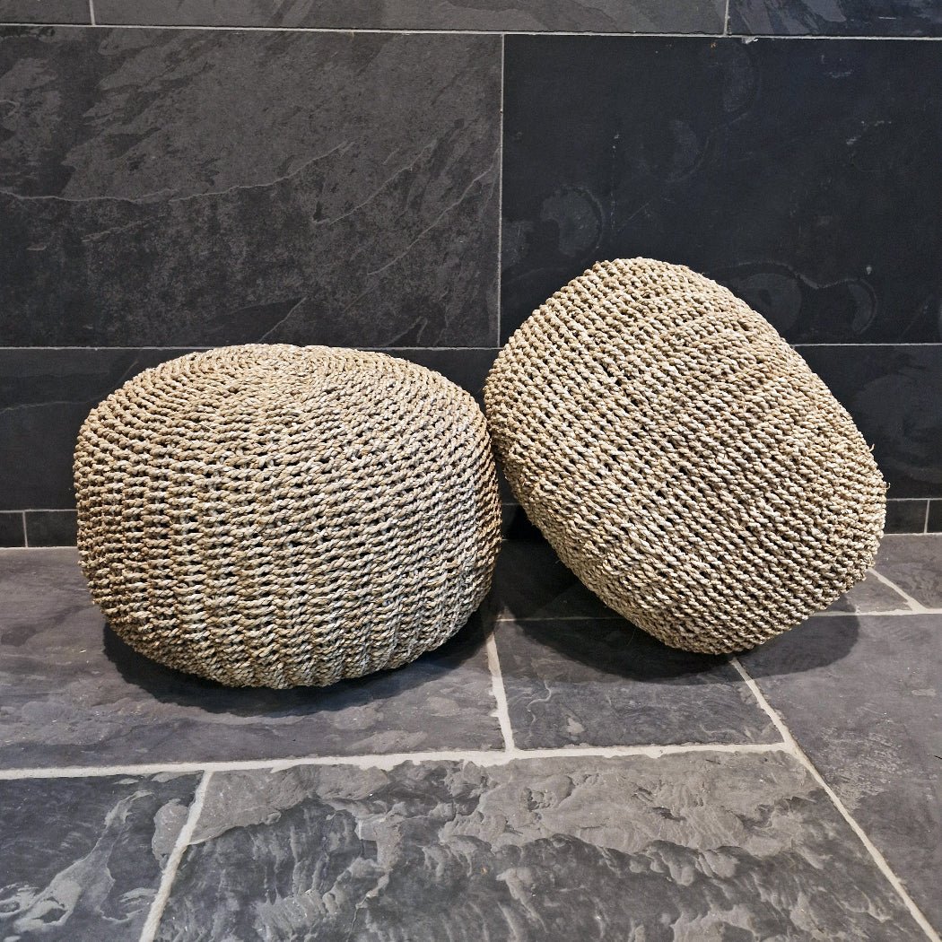 Handgeflochtenes Sitzkissen aus Seegras von POUF, ideal für Badgestaltung, zeigt die strukturierte Oberfläche und Naturmaterialien