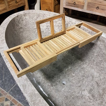 Ausziehbare Badewannenablage aus Teakholz, 67-95 cm, 26 cm breit, 6 cm hoch, perfekt für Badgestaltung und Wasserbeständigkeit.