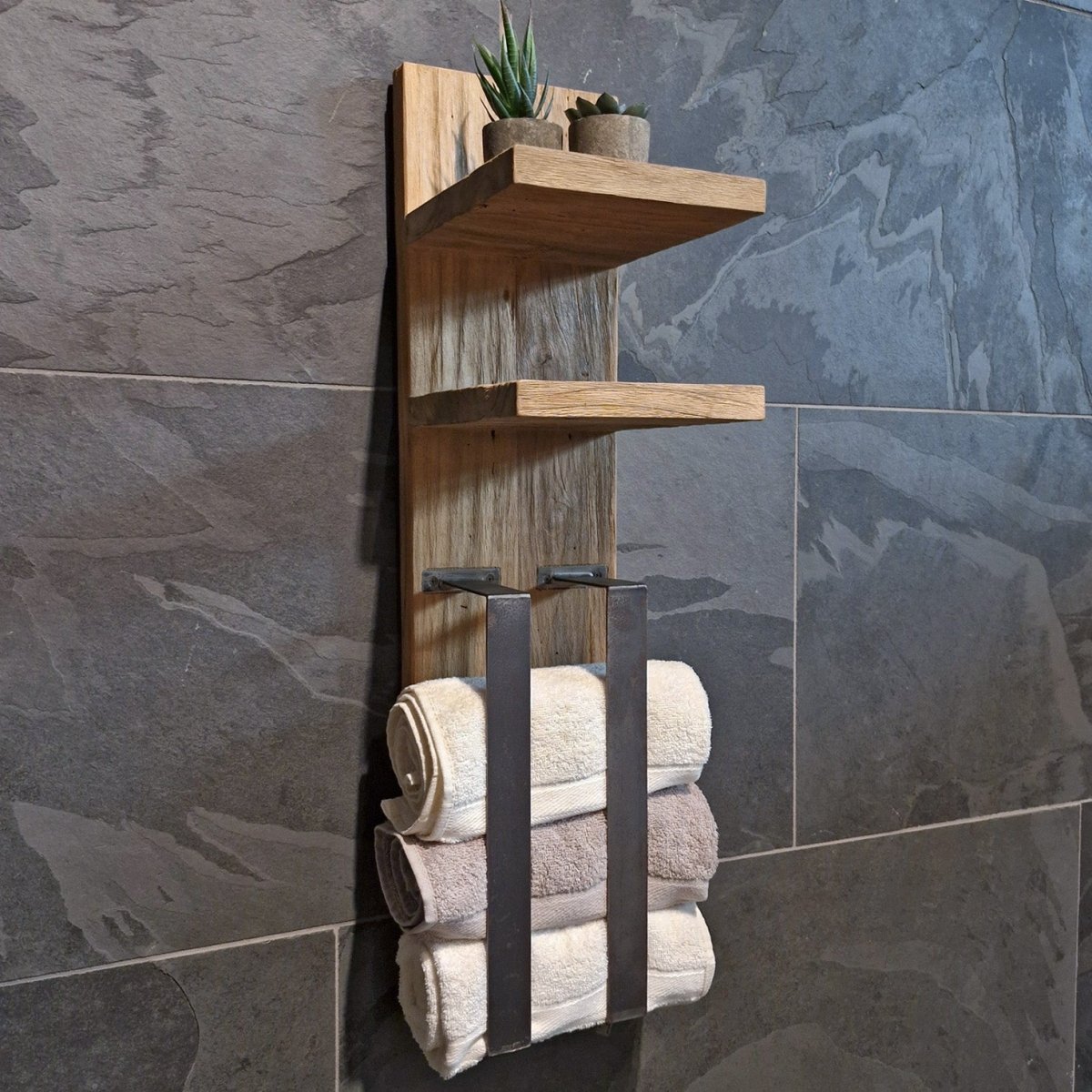 Wandregal aus Teakholz von HANDTUCHLEITER, natürliches Badaccessoire zur Wandmontage, zeigt Teakholz-Design und Wandbefestigung