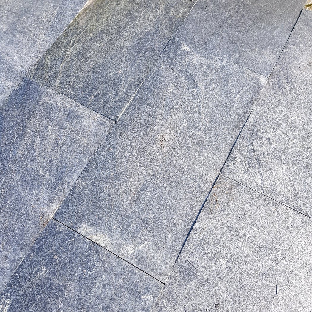 Quadratische QUARZIT SILVER GREY Terrassenplatten aus Naturstein, fein strukturierte Oberfläche, ideal für Terrasse und Garten.