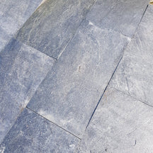 Quadratische QUARZIT SILVER GREY Terrassenplatten aus Naturstein, fein strukturierte Oberfläche, ideal für Terrasse und Garten.