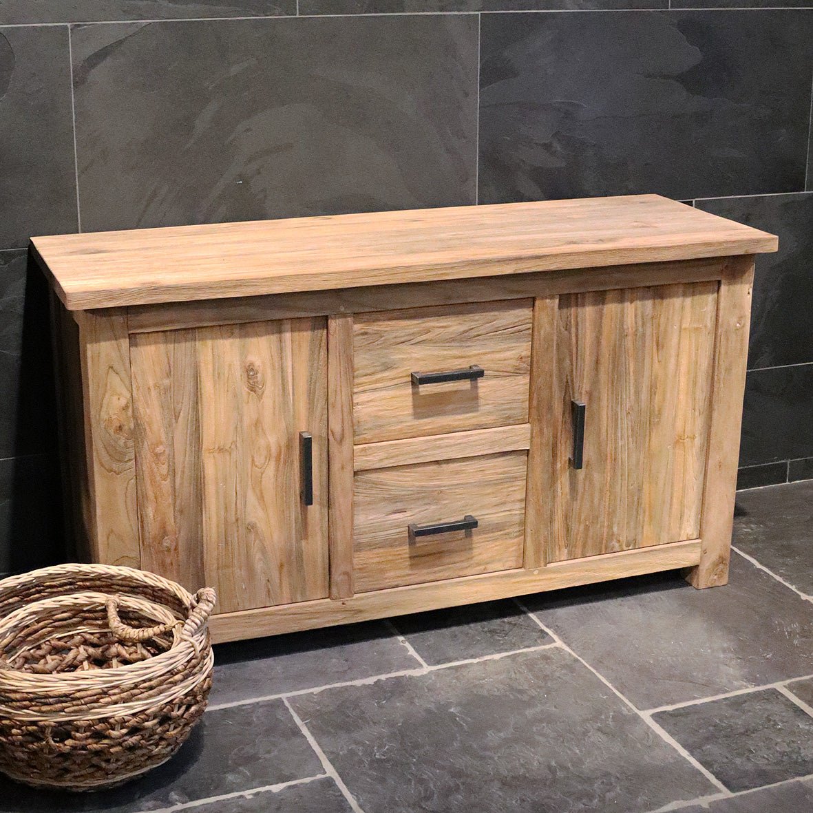 Schlichter Badunterschrank aus Altholz von MADURA, naturbelassenes Holz, pflegeleicht für stilvolle Badgestaltung