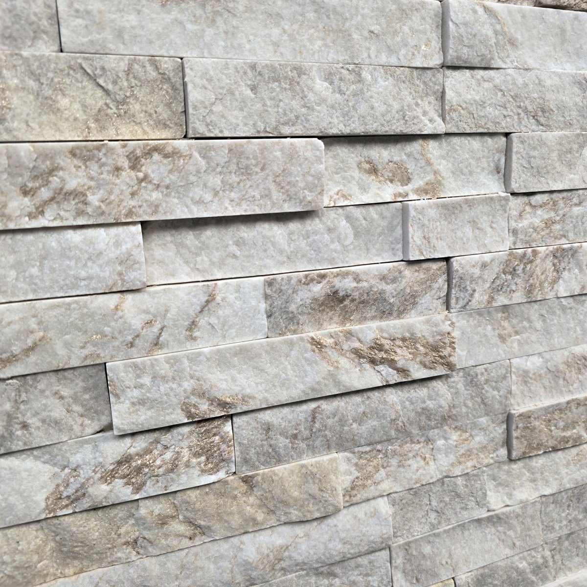 Naturstein Verblender aus Marmor von WHITE GOLD, detailreiche Oberfläche, ideal für Wandgestaltung, elegante Natursteinoptik.
