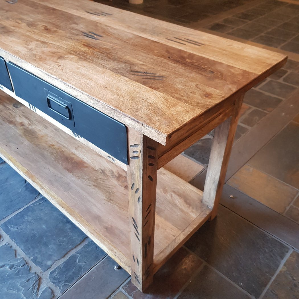 Rustikaler Unterschrank aus recyceltem Teakholz für Badgestaltung, von MADRAS, mit natürlicher Holzmaserung und robustem Design.
