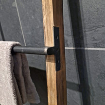 Moderner Handtuchleiter aus Teakholz und Metall für Badezimmer, stilvolle Badgestaltung im Natur-Look