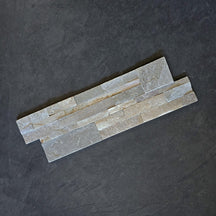 Naturstein Verblender aus Quarzit mit Block, sichtbare Oberflächenstruktur und natürliche Farbvariation, ideal für Wandgestaltung.