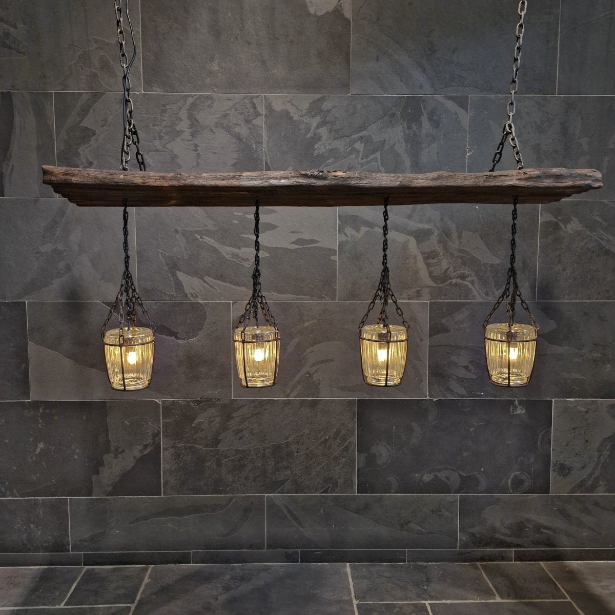 Hängelampe aus Glas für Badgestaltung, elegante Beleuchtungslampe mit modernem Design, sichtbar in der Abbildung.